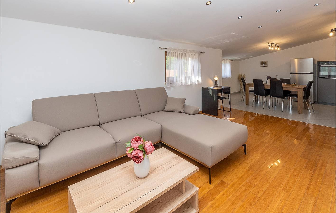 Foto 6 von 31: Geräumige 2-Zimmer-Wohnung mit Terrasse und Annehmlichkeiten