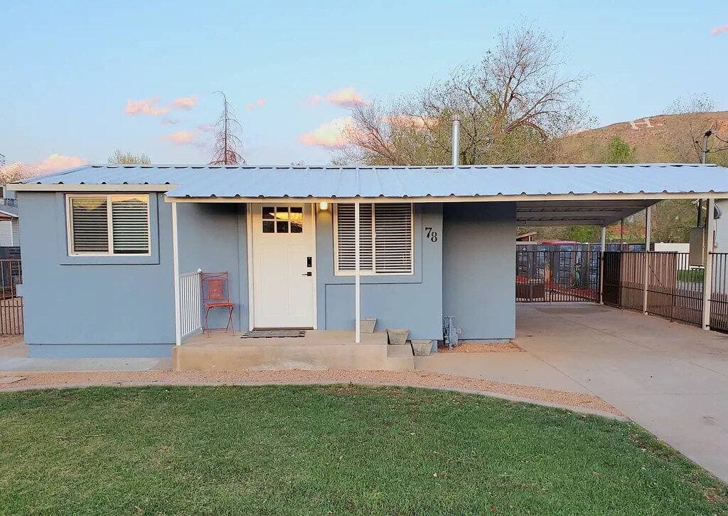 Foto 6 von 19: Comfortable, Laid-back Cottage. Private Yard. Near Zion. 2 Bedroom, Full Kitchen