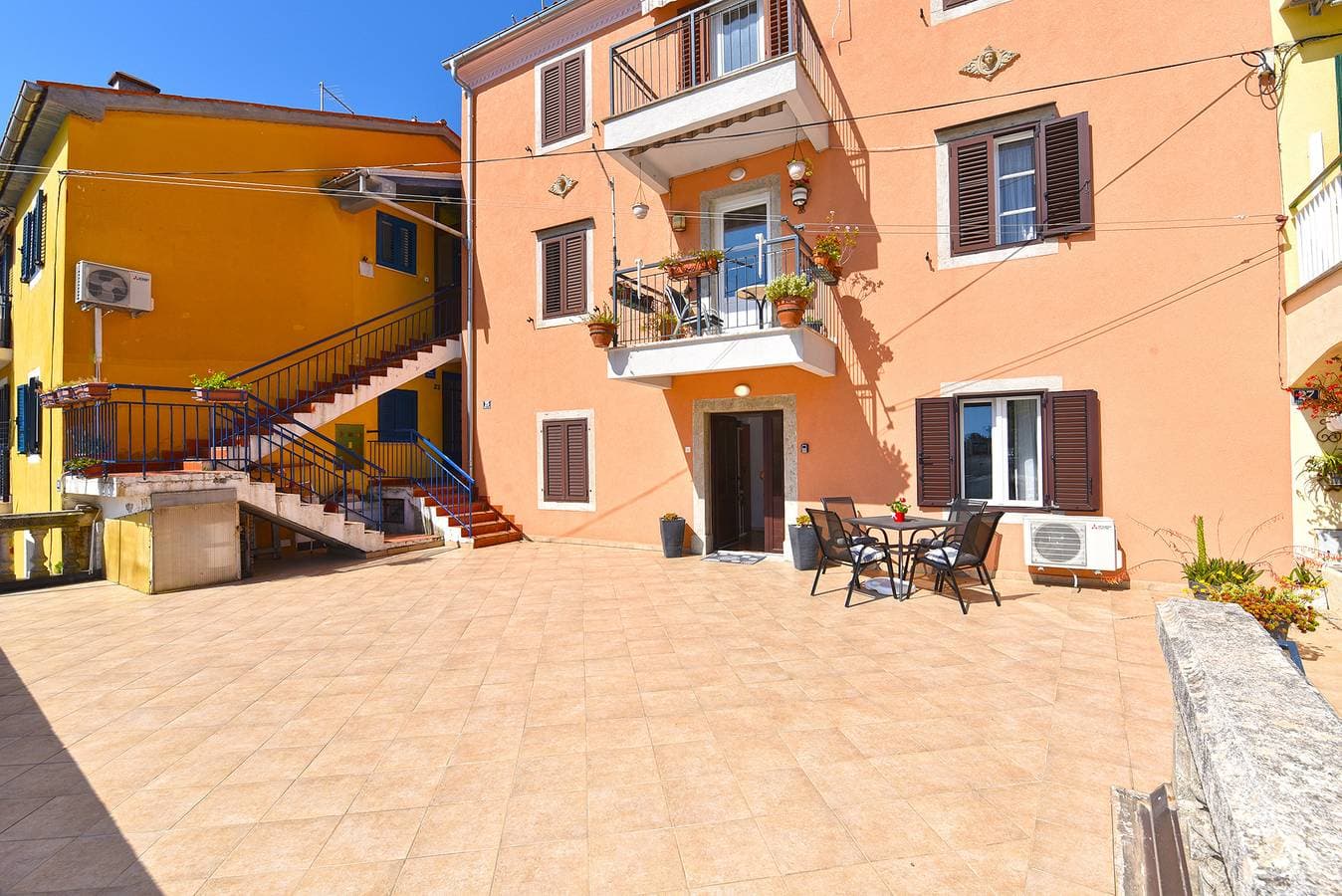 Foto 2 von 22: Ferienwohnung für 4 Personen mit Terrasse