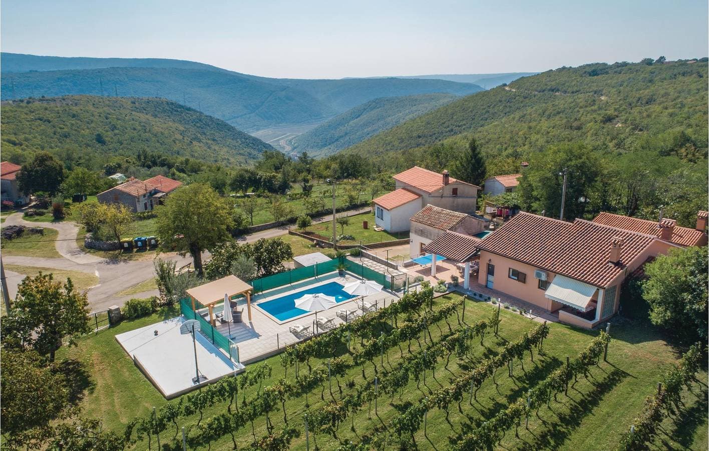 Charmantes Apartment mit Pool, Terrasse und WLAN in der Nähe des Stadtzentrums von Raša 1