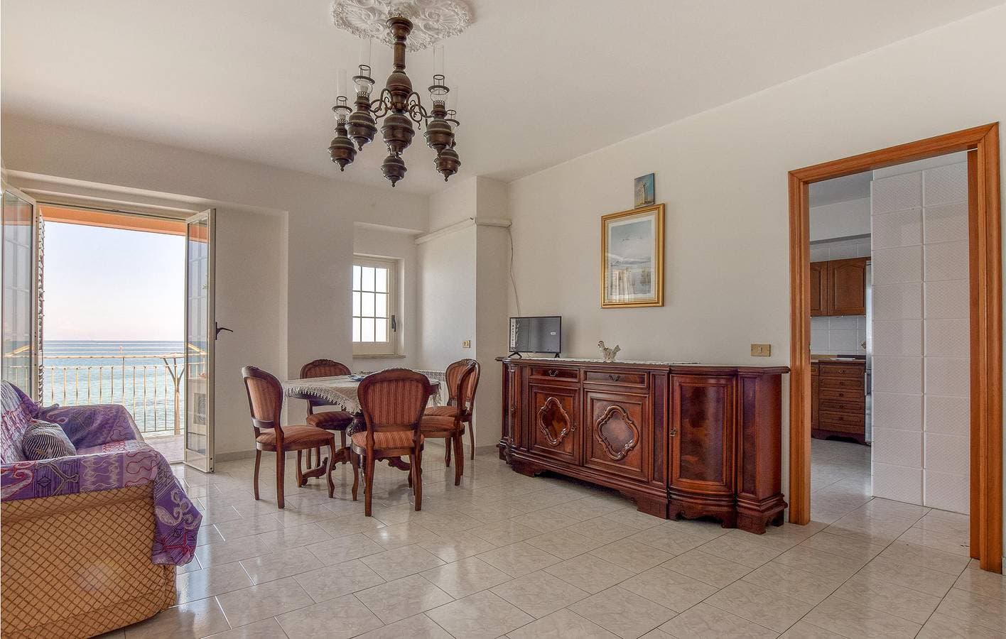 Foto 4 von 15: Strandnahe 90m² Wohnung: A/C, Parkplatz, Terrasse & WiFi
