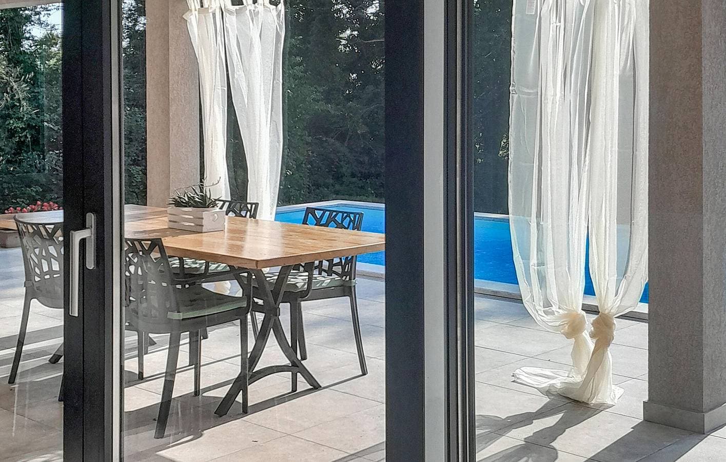 Foto 2 von 32: Geräumige 100 m² große Wohnung mit Pool, Terrasse, WLAN und Klimaanlage