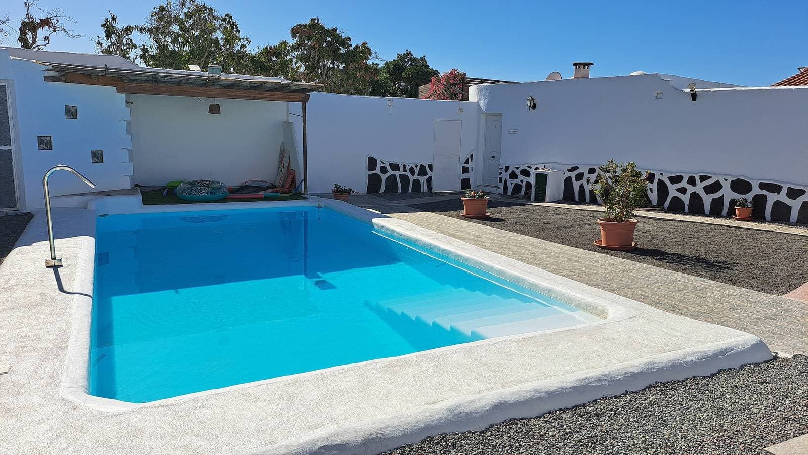 Foto 12 von 22: Schönes 1 Bedroom Apartment - Free Wifi - große Terasse mit Aussicht auf das Meer