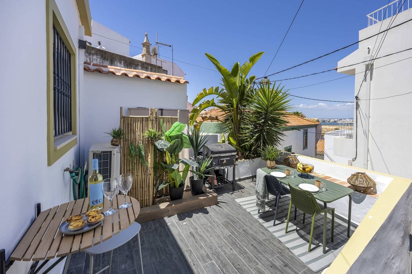 Foto 5 von 22: Casa Abraço - Terrasse mit Flussblick in Ferragudo