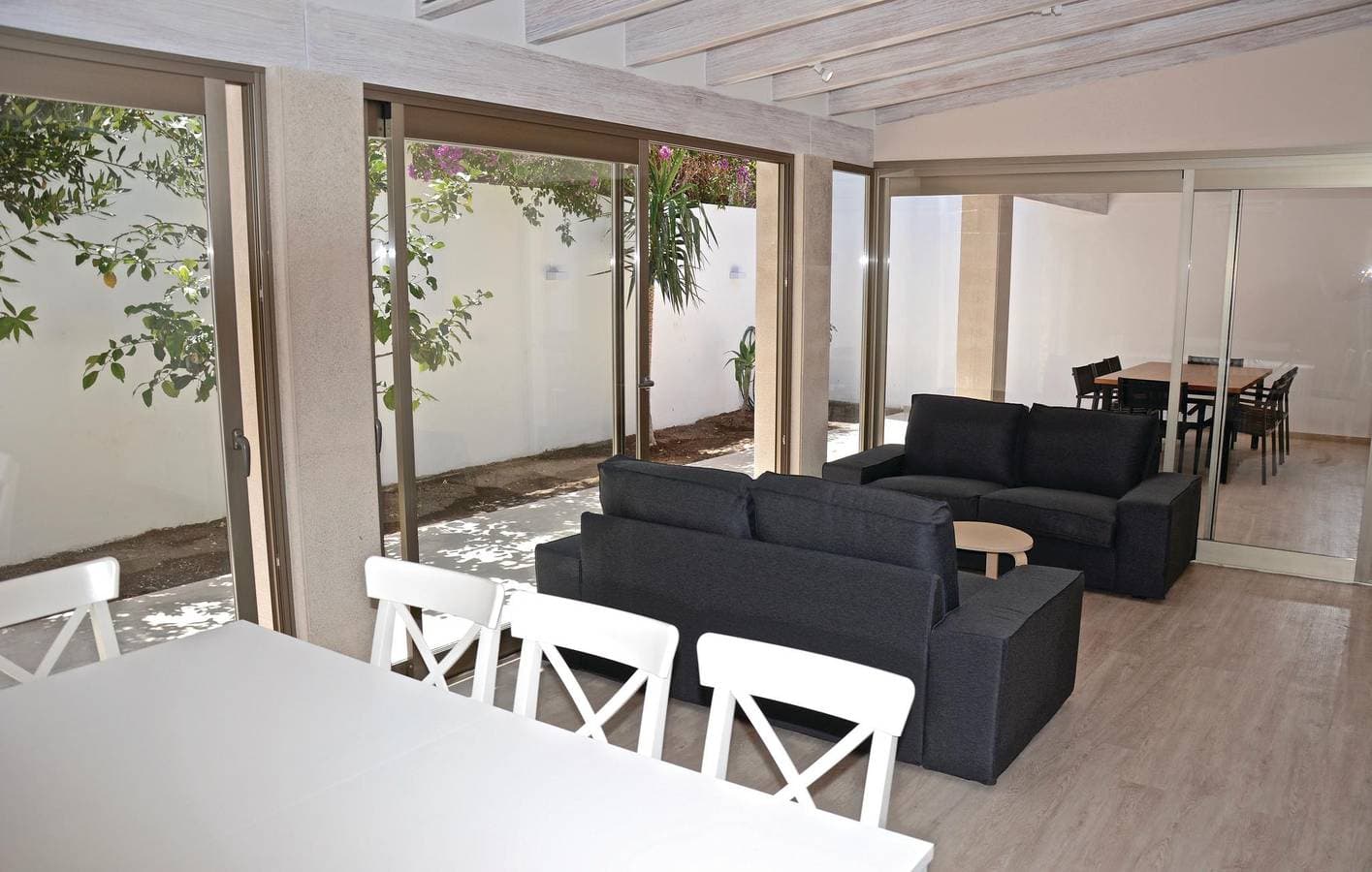 Foto 3 von 28: Geräumiges Apartment mit AC, Küche und Terrasse in Strandnähe