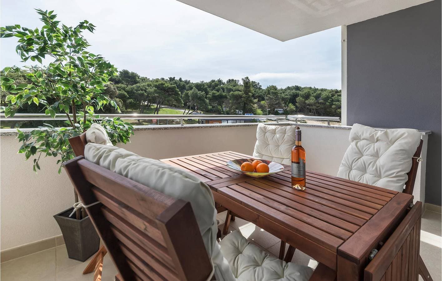 Foto 12 von 29: Gemütliche 1-Zimmer-Wohnung mit Terrasse, 1000 m vom Strand Bijela entfernt