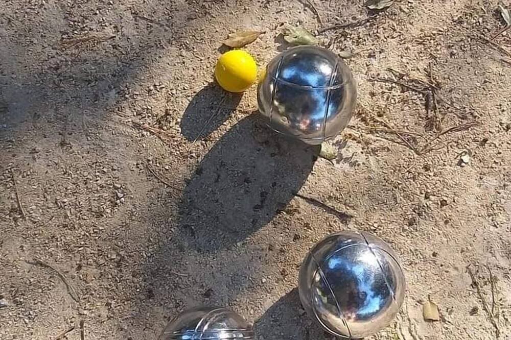 Foto 13 von 18: Unabhängiges Doppelzimmer - Sommerküche - Terrasse - Pool Tennis Petanque