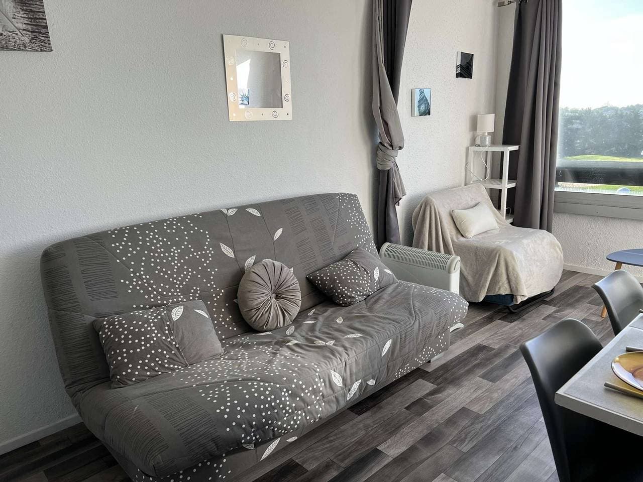 Foto 3 von 13: Studio für 4 - Pool, Parkplatz, Waschmaschine, In der Nähe von Geschäften
