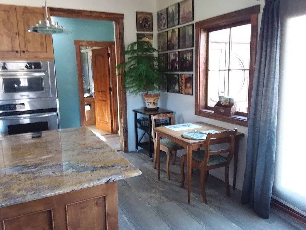 Foto 4 von 10: Catalpa Cottage is named after the giant Catalpa trees surrounding the cottage ~