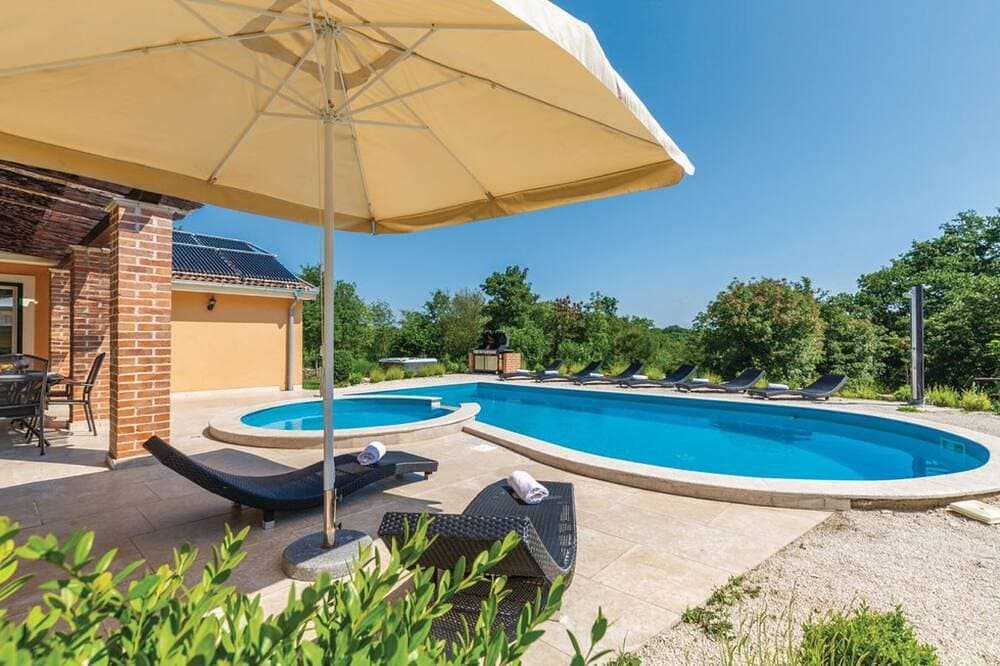 Foto 9 von 30: Ruhig gelegenes Ferienhaus mit grossem Pool am Ortsrand von Rezanci