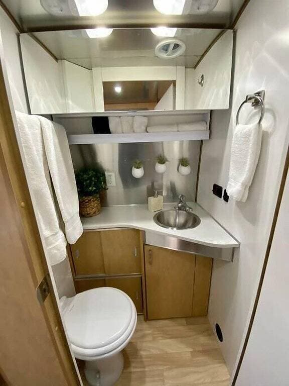 Foto 9 von 39: Luxus Airstream in der Nähe von Zion | Whirlpool Sauna Ausblick