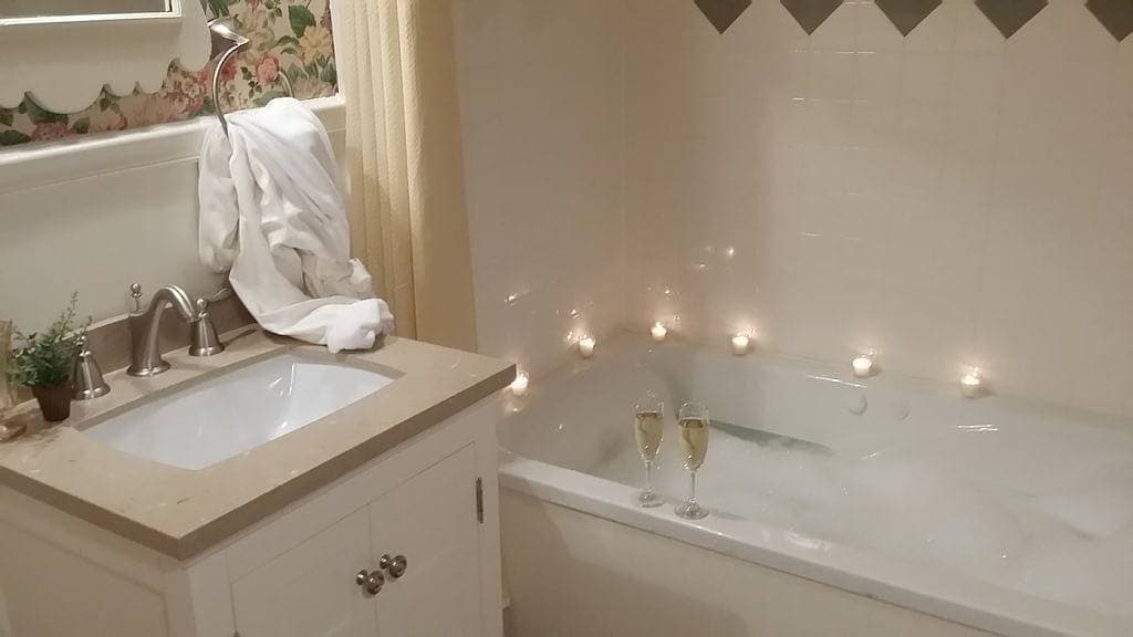 Foto 12 von 18: Private Garden, Jacuzzi Tub, Fireplace, In-Cottage Breakfast & Walking Distance to SoMa Are Just the Beginning!