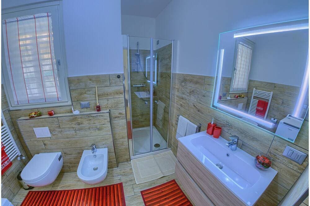 Foto 5 von 25: Selbständiges Ferienhaus mit privaten Pool und Seeblick, am Comer See in Colico.