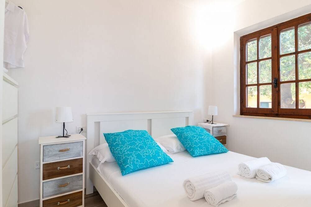 Foto 3 von 30: Dein entspannter Rückzugsort in Mandriola, nur wenige Schritte vom Meer entferntWillkommen im Apartment Corallo, einem gemütlichen Studio in Mandriola, nur 3 Gehminuten vom Strand entfernt. Ideal für alle, die einen erholsamen und komfortablen Urlaub