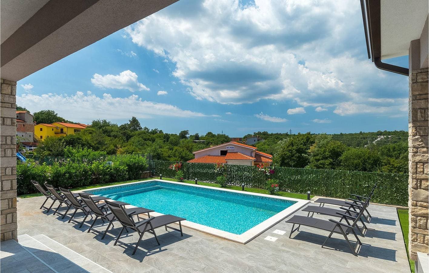 Foto 8 von 53: Geräumige 2-Zimmer-Wohnung mit Pool, Terrasse und WLAN in der Nähe des Stadtzentrums von Labin