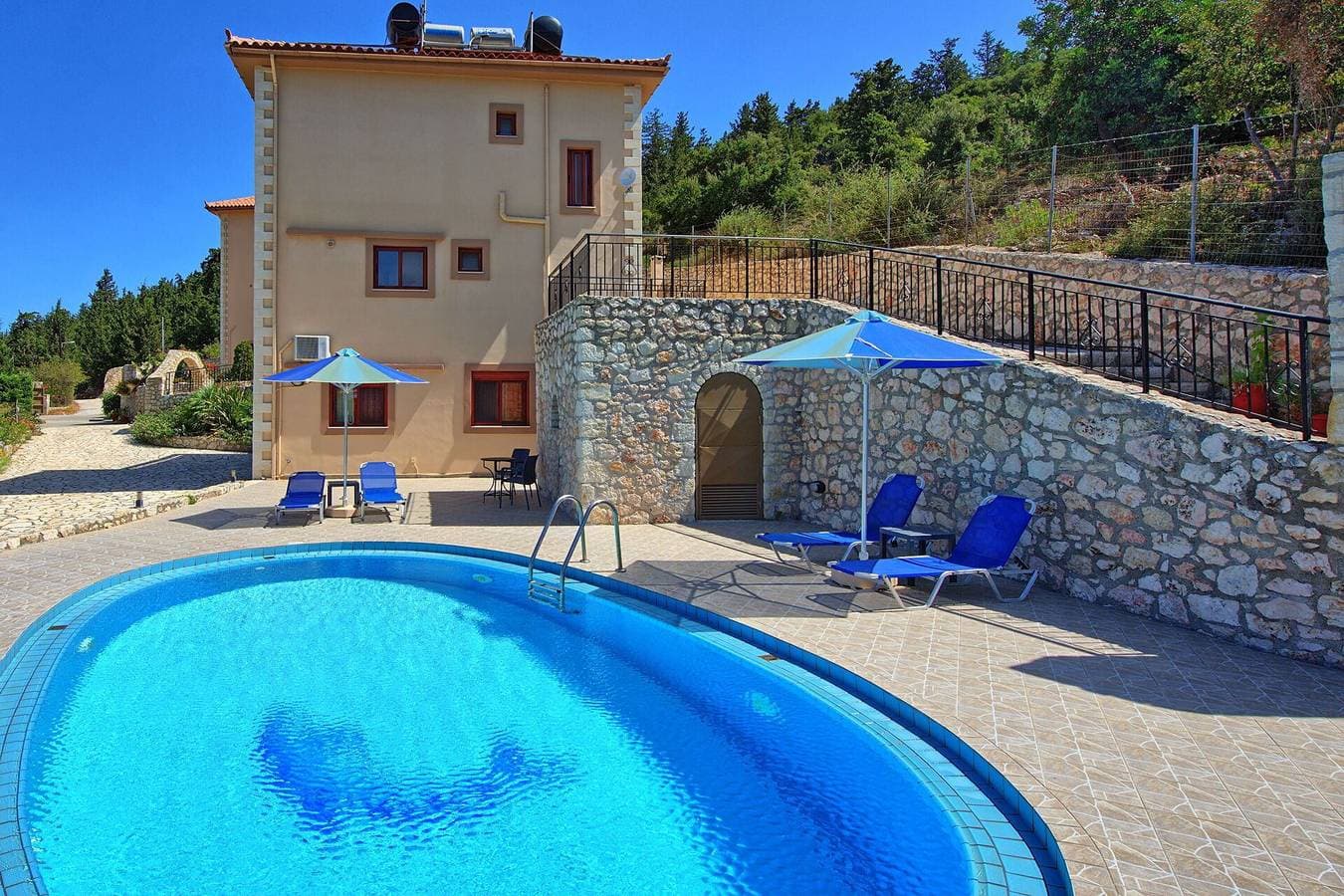 Foto 8 von 57: Villa für 16 Personen mit Pool