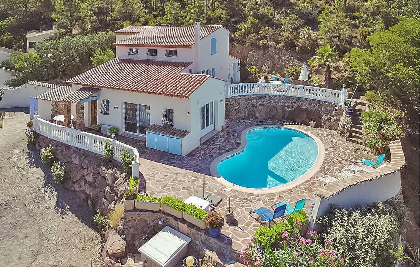 Apartment mit Meerblick, AC, Parkplatz, Terrasse, Pool und Internet 1