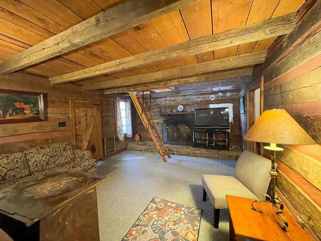 Foto 5 von 13: Cabins In The Pines Unit 4-Motorcycle Friendly-Wood Fireplace - Covered Porch