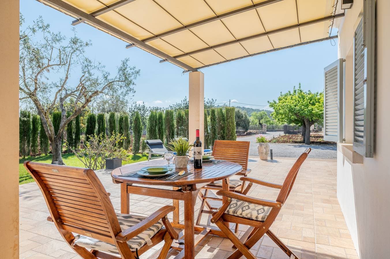 Foto 4 von 24: Ferienhaus Ses Oliveres mit Bergblick, WLAN, Klimaanlage, Terrassen und Garten