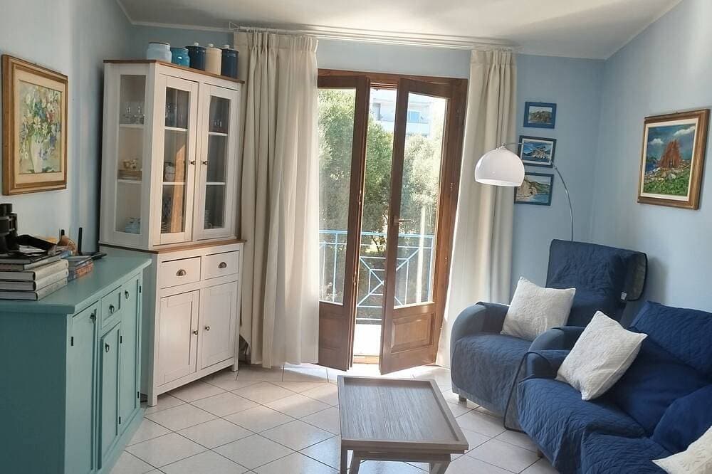 Foto 11 von 30: An oasis of relaxation, in a dreamy sea. Beautiful view of the sea mountain and village