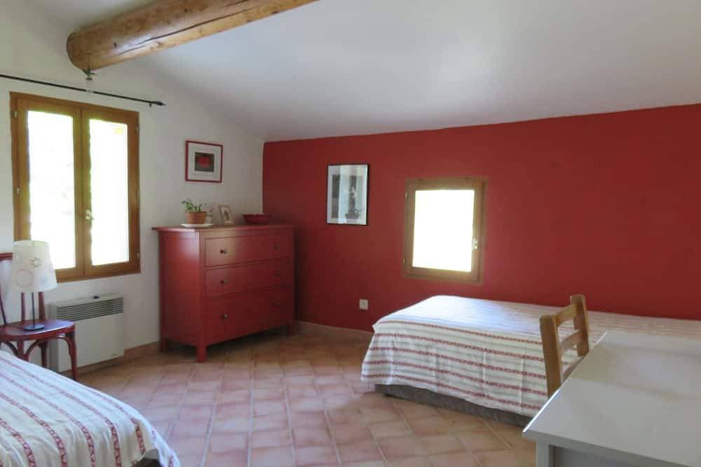 Foto 4 von 30: Steinhaus in Forcalquier in voller Natur mit Blick auf die Alpen und Lure