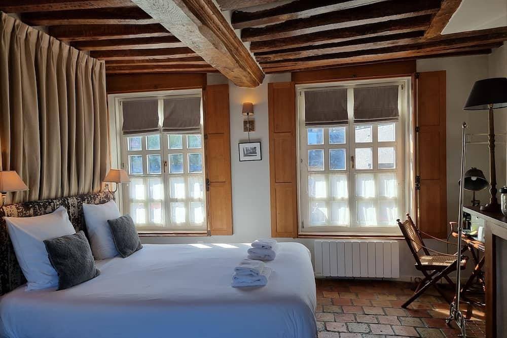 Foto 3 von 12: Houdaille 1 - Helle Suite mit Blick auf den Hafen von Honfleur