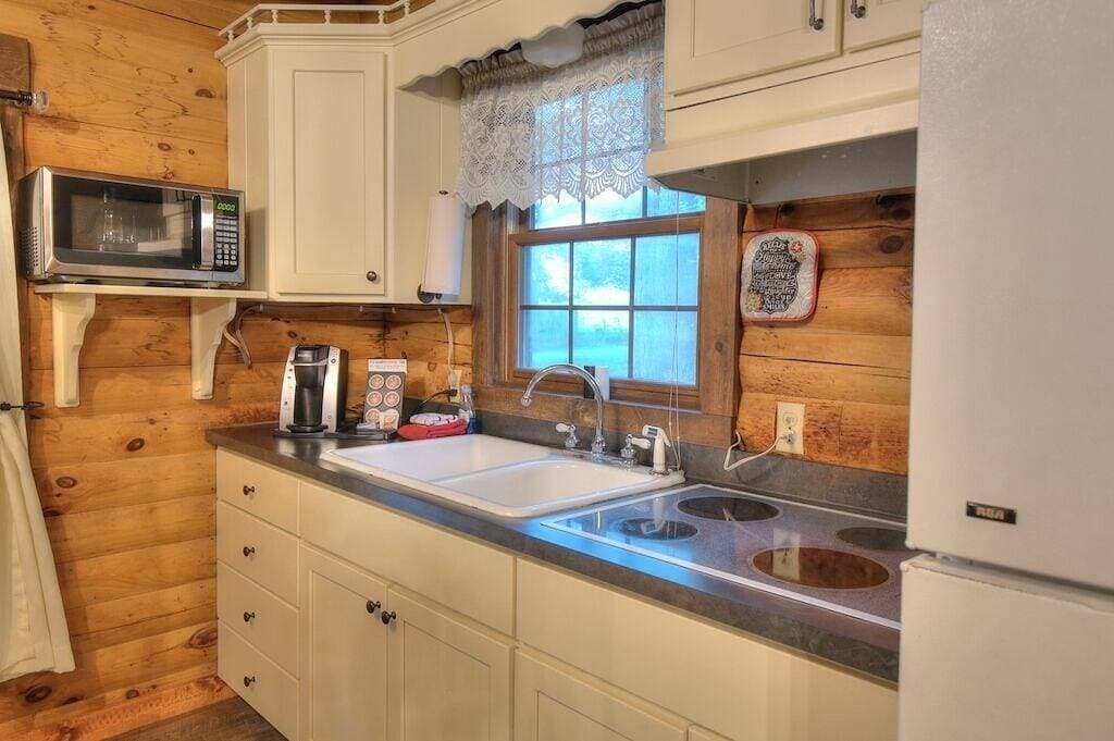 Foto 7 von 32: # 1 Cabin Resort - Whirlpool, Kamin, voll ausgestattete Küche, Whirlpool, Feuerstelle im Freien