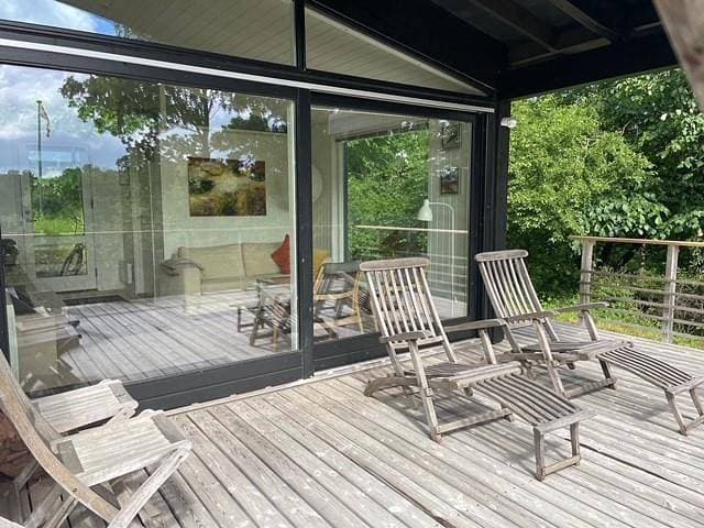 Foto 4 von 22: Ferienhaus auf hohem Naturgrund mit Blick auf Wald- und Naturlandschaft bei Femmøller