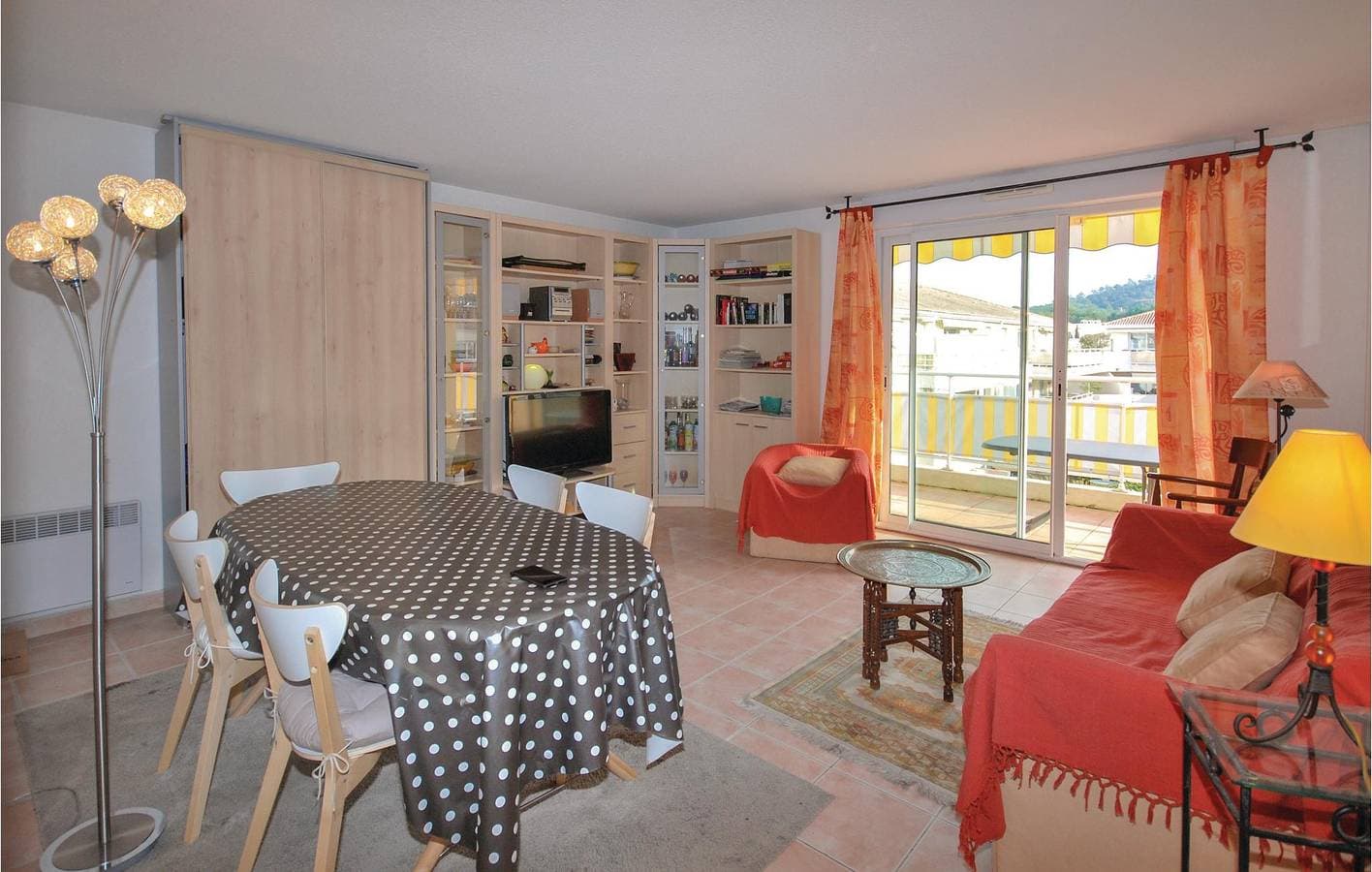 Foto 4 von 19: Terrasse am Pool: Ferienvermietung mit Parkplatz