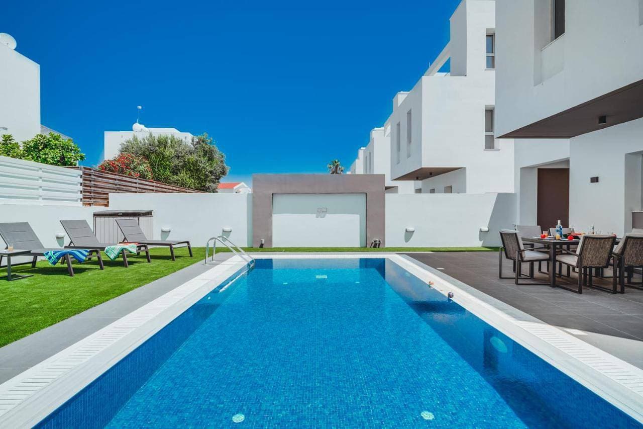 Foto 4 von 49: Villa with Private Pool
