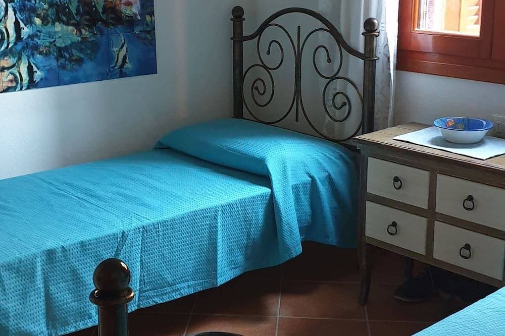 Foto 4 von 19: Very close to the Cinta beach house with large lawn garden.