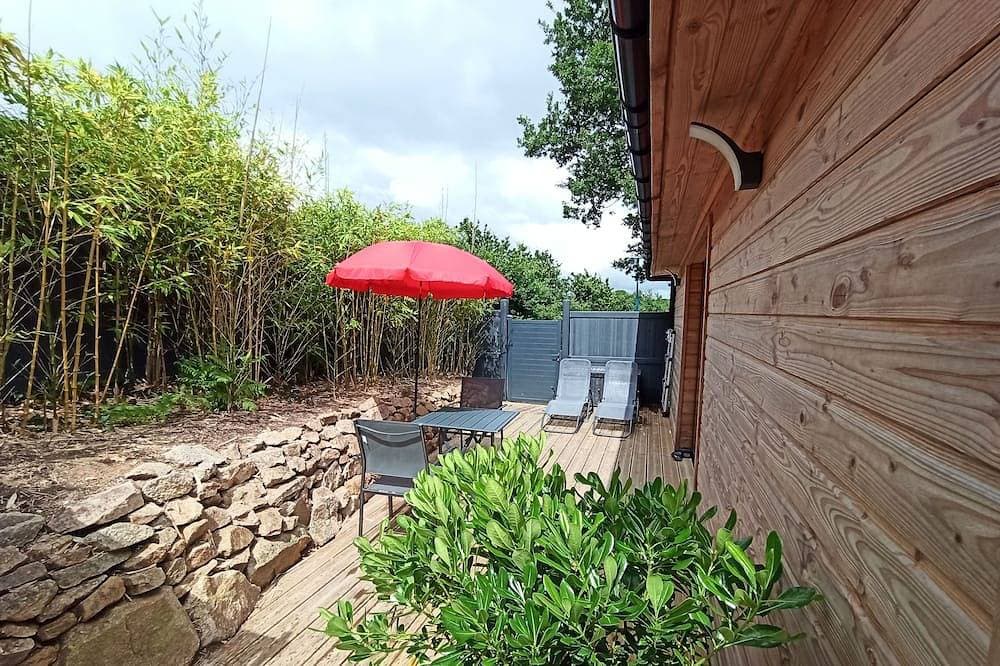 Studio 2 Pers. 25 m2 with terrace not overlooked, near beaches, port and village. 1