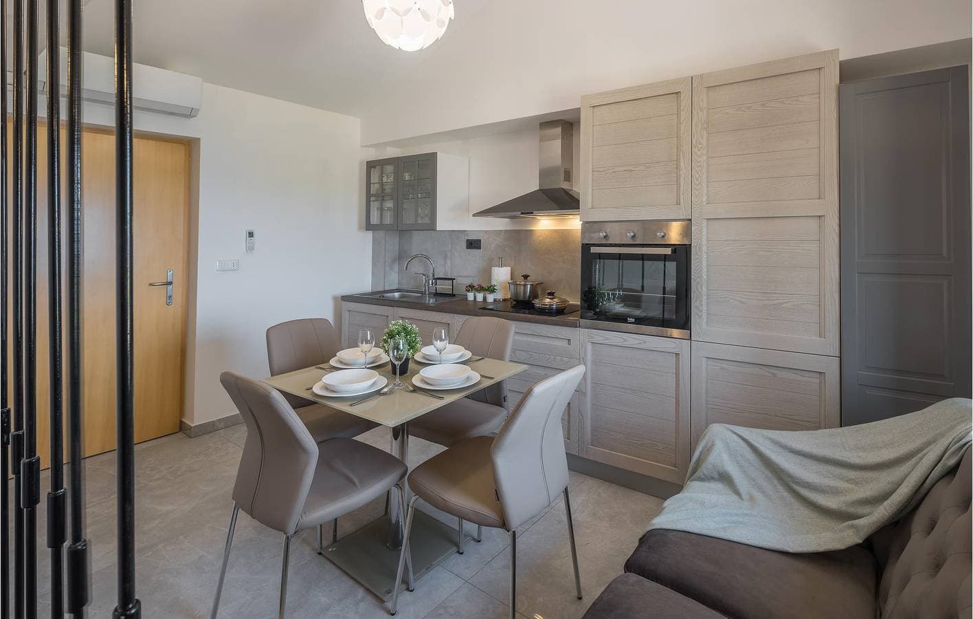 Foto 4 von 23: Gemütliche Ferienwohnung mit Terrasse, 2 km vom Strand entfernt – WLAN und Klimaanlage inklusive