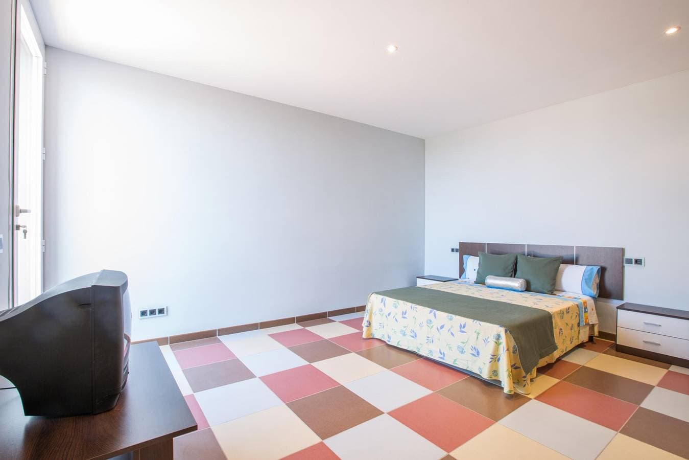 Foto 10 von 23: Mosaic - Behagliches Ferienhaus mit hübschen Terrassen in der Nähe des Strandes. WiFi gratis
