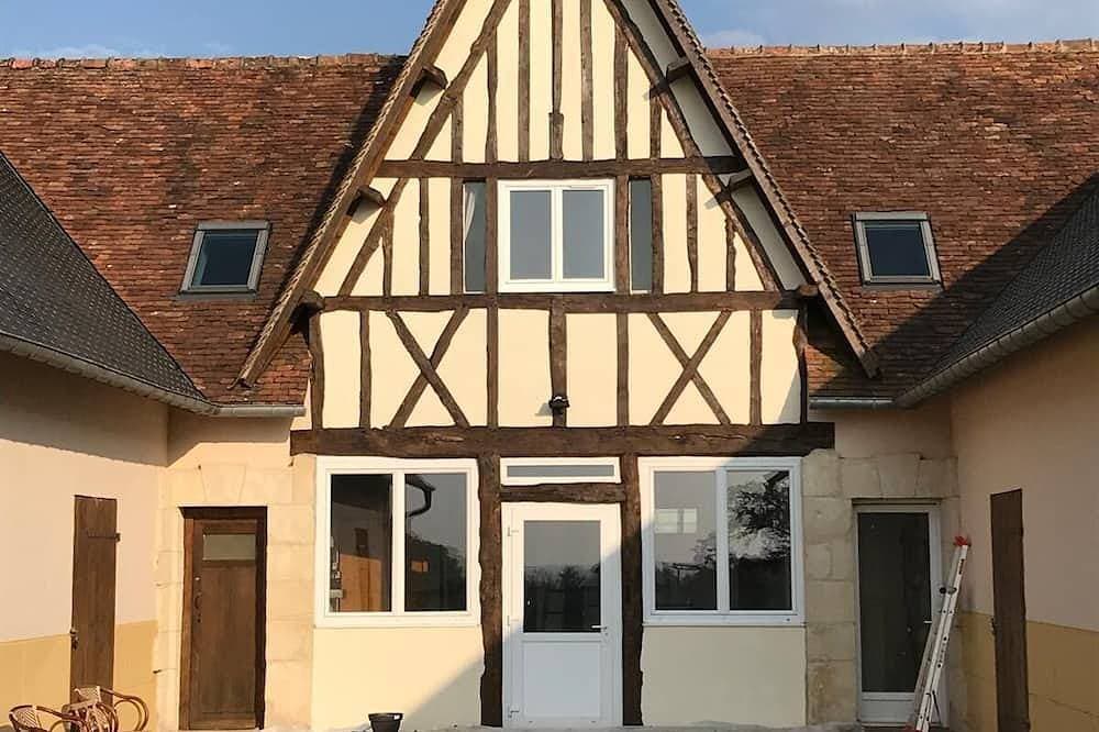 Studio in the countryside surrounded by horses 1