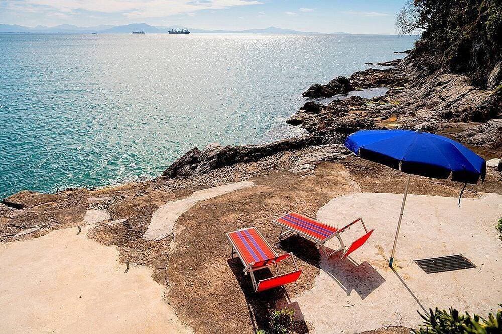 Foto 13 von 30: Villa Teti: A bright three-story villa built sheer above the sea, with Free Wi-Fi.