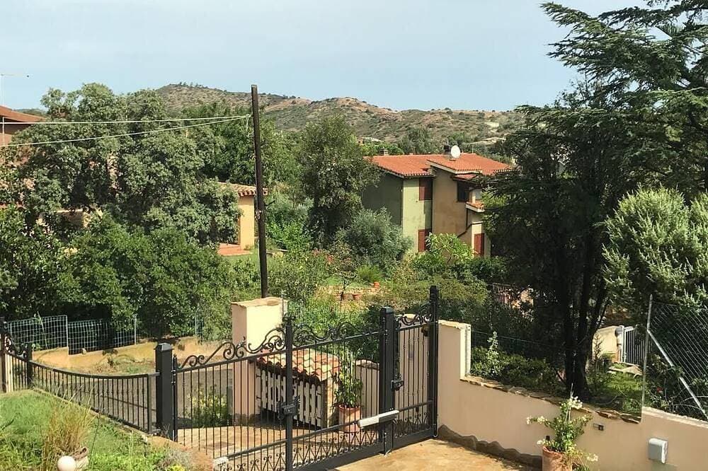 Foto 13 von 30: Villa of flowers, nestled in the green between the sea and the mountains.