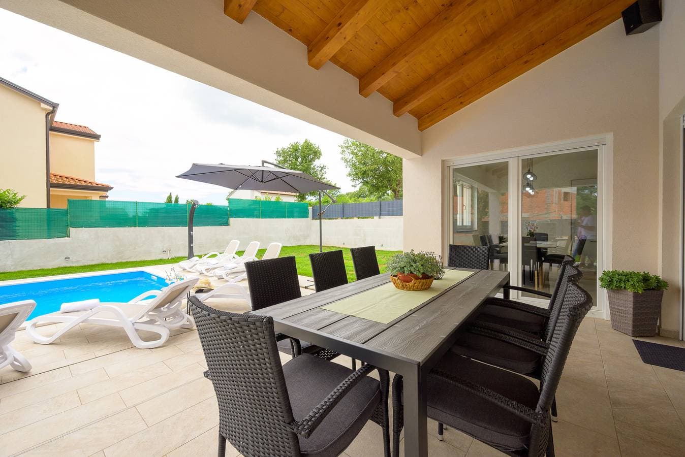 Foto 3 von 37: Charmante Villa mit Pool und Terrasse, nur wenige Schritte von Restaurants und dem Stadtzentrum entfernt