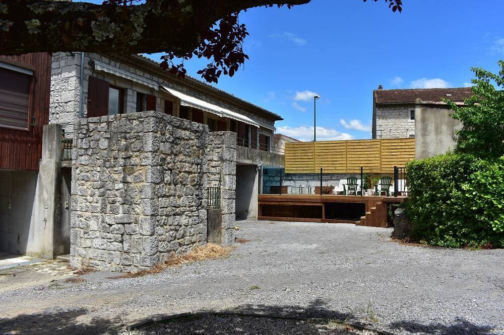 Foto 4 von 12: Studio Avec Piscine 10 min à Pied de la Rivière et 5 min du Centre