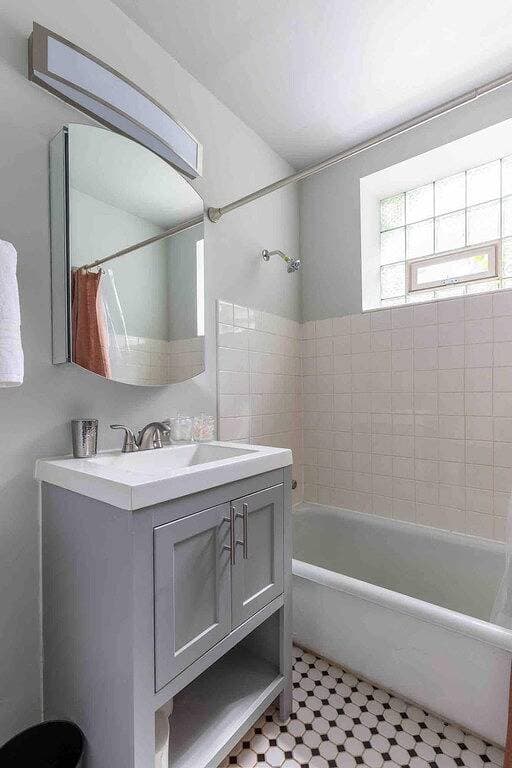 Foto 12 von 17: Rustic Studio Apartment in the Heart of Lincoln Square