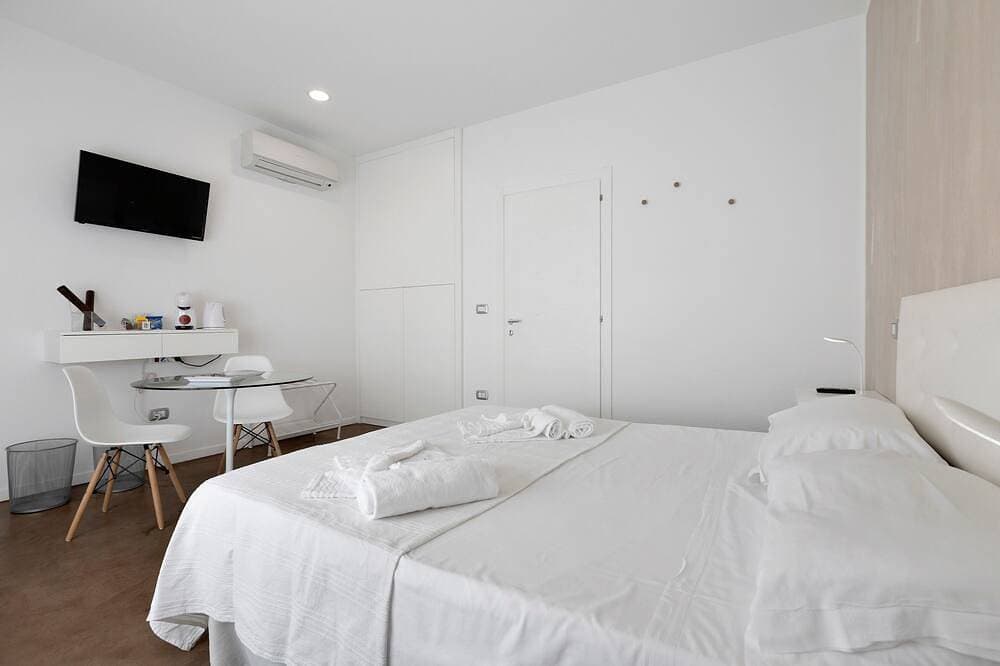 Foto 4 von 26: Zimmer 'Camera Matrimoniale Monica' mit WLAN und Klimaanlage