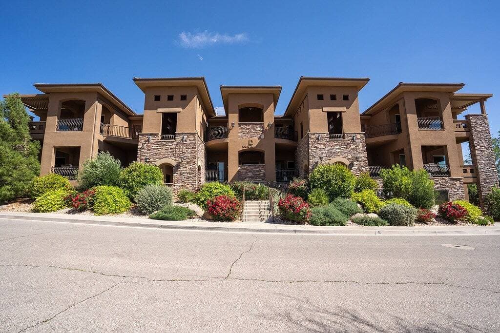 Foto 3 von 21: Dreamy 2-bedroom condo with sweeping desert views