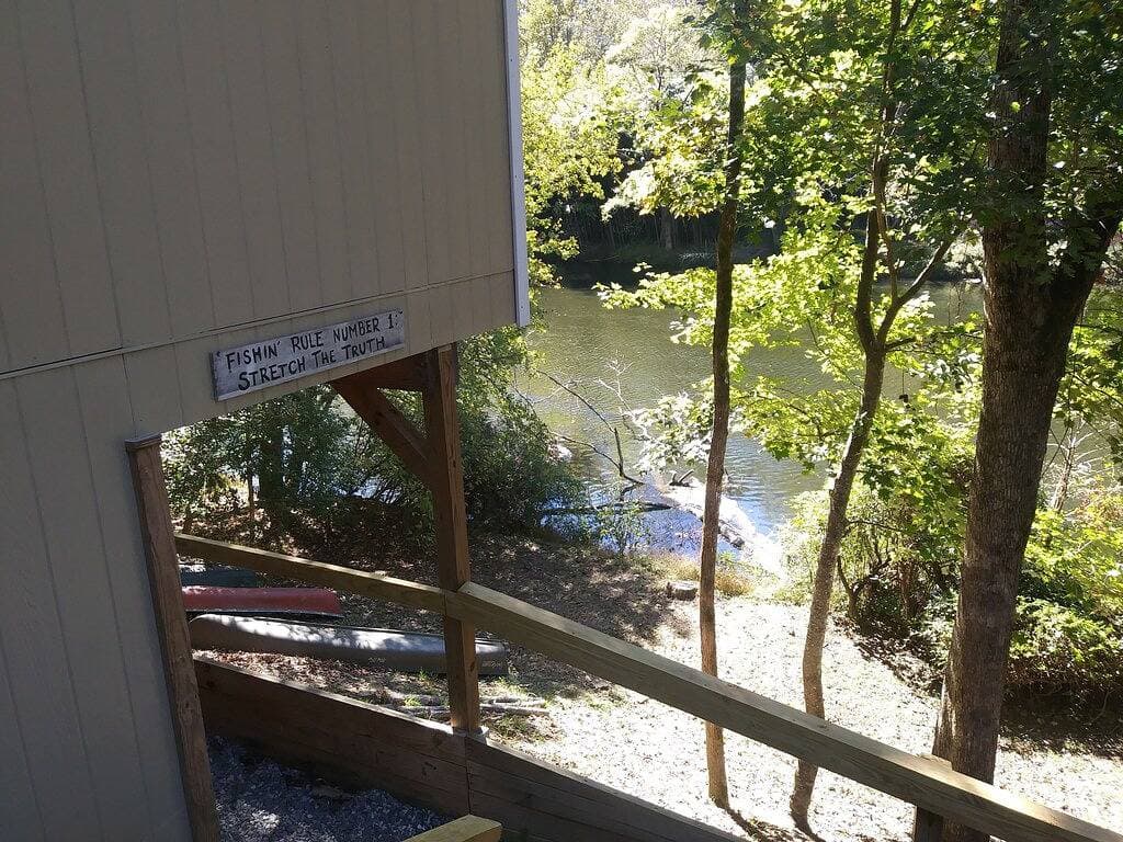 Foto 4 von 16: Charming Waterfront Cabin Auf dem Oconaluftee River nennen wir \"The Love Nest\".