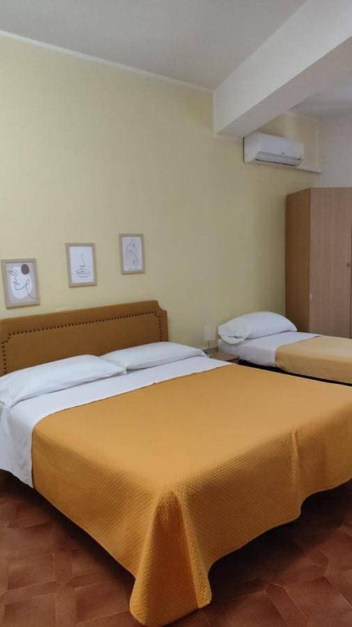 Foto 2 von 12: Double Room with Private Bathroom