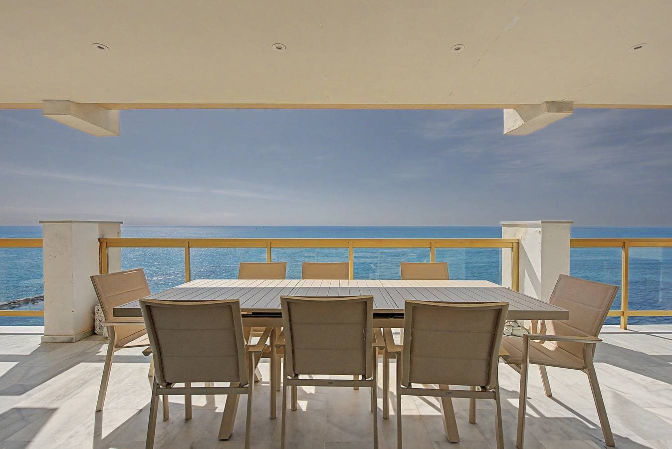 Foto 2 von 36: Einzigartige Strandwohnung mit spektakulärem Meerblick, Pool, WLAN und Terrasse