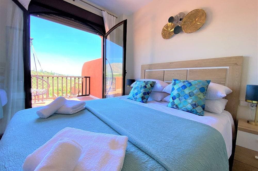 Foto 3 von 30: Sea View Penthouse Apartment with Hot Tub near Estepona - Casa Bella Vista