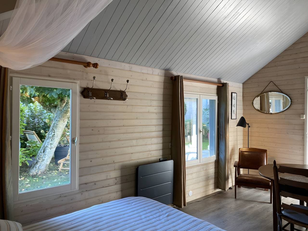 Foto 9 von 19: Gästezimmer 'La Coudraie' mit gemeinsamer Terrasse und gemeinsamem Garten