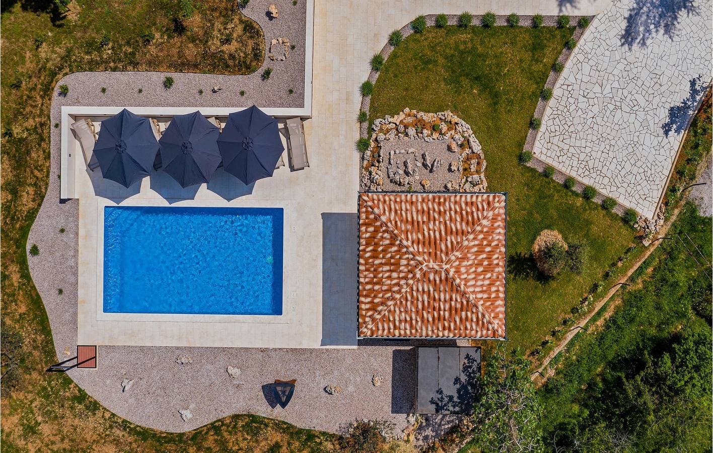 Foto 3 von 57: Geräumige 1-Zimmer-Wohnung mit Pool, WLAN und Parkplatz in der Nähe des Stadtzentrums