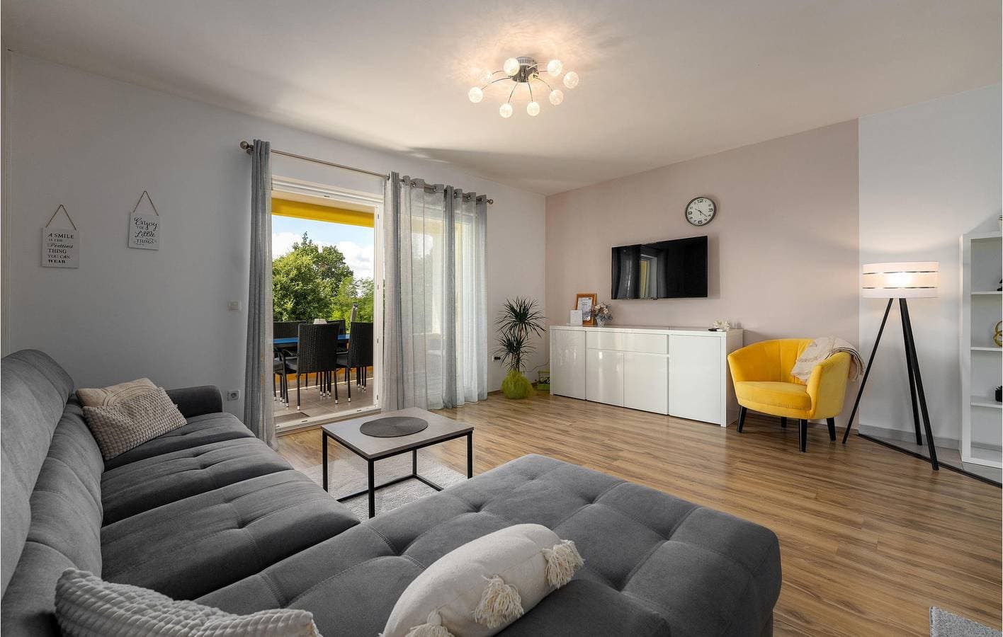 Foto 6 von 34: Gemütliche Unterkunft, 2 km von Raša entfernt – inklusive Pool, WLAN und Parkplatz!
