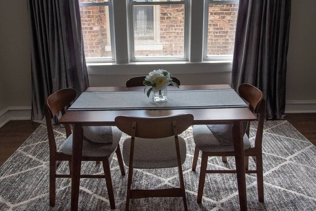 Foto 13 von 19: Luxury vintage condo close to lakefront,  Obama Presidential Center & downtown!